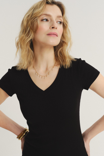 Uniwersalny czarny top z krótkim rękawem