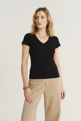 Uniwersalny czarny top z krótkim rękawem