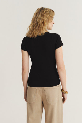 Uniwersalny czarny top z krótkim rękawem