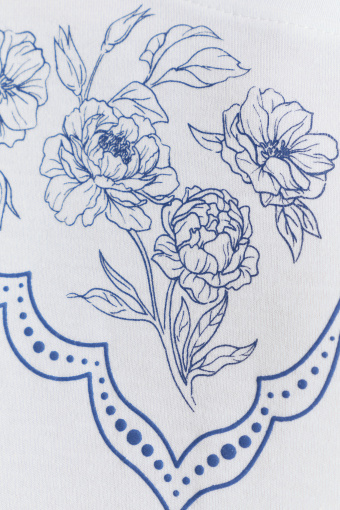 Biały t-shirt z grafiką kołnierzyka