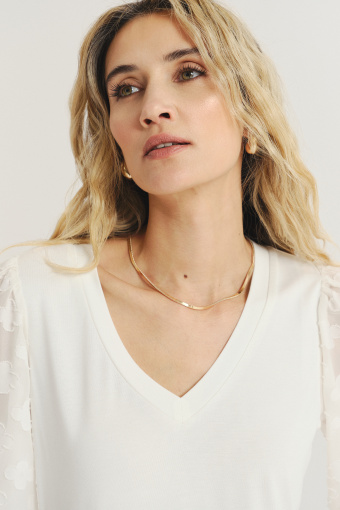 Biały top z efektownymi rękawami