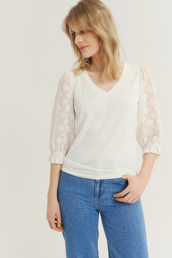 Biały top z efektownymi rękawami