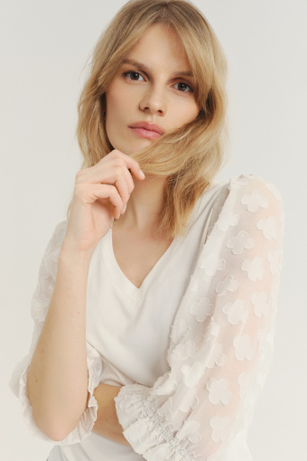 Biały top z efektownymi rękawami