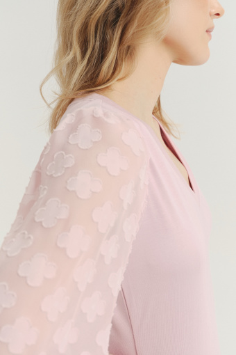 Jasnoróżowy top z efektownymi rękawami