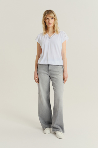 Uniwersalny top w białym kolorze