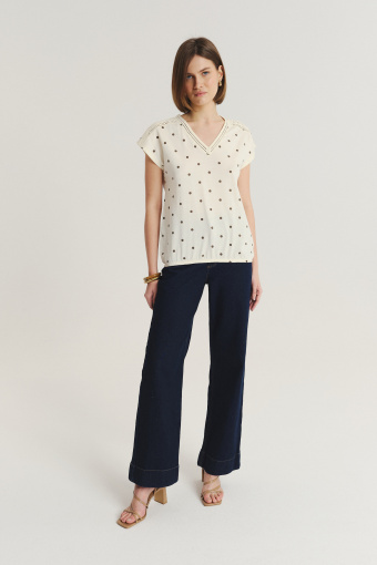 Biały top z nadrukiem w groszki