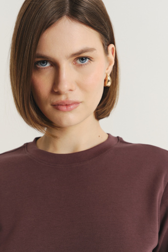 Basicowy t-shirt w kolorze ciemnej czekolady