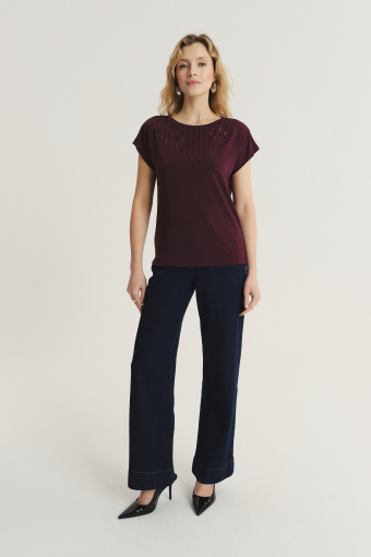 Ciemnofioletowy top z efektowną aplikacją z cekinów