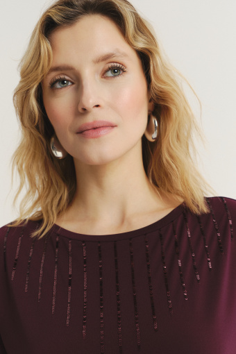 Ciemnofioletowy top z efektowną aplikacją z cekinów