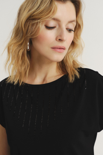 Czarny top z cekinową aplikacją