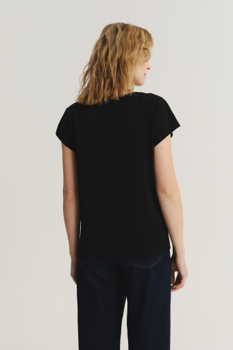 Czarny top z cekinową aplikacją