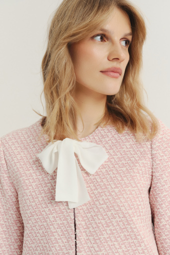 Krótki pudełkowy żakiet w jasnoróżowym kolorze