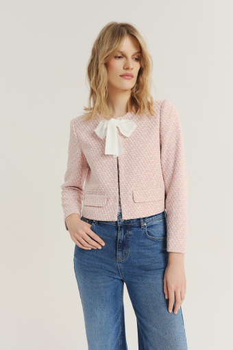 Krótki pudełkowy żakiet w jasnoróżowym kolorze