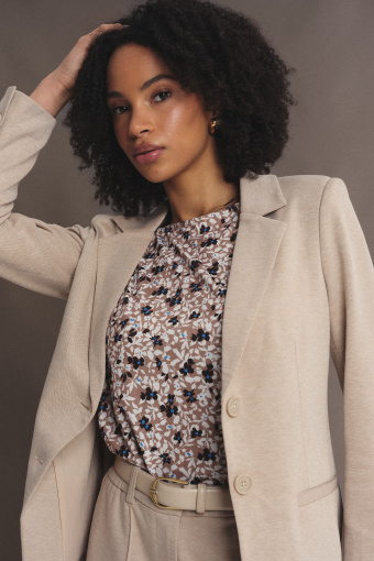 Klasyczna marynarka w beżowym kolorze