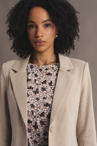 Klasyczna marynarka w beżowym kolorze