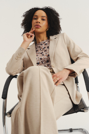 Klasyczna marynarka w beżowym kolorze