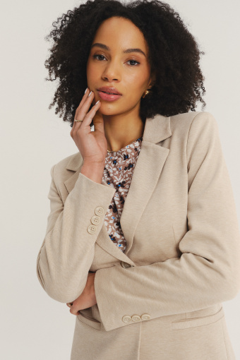 Klasyczna marynarka w beżowym kolorze