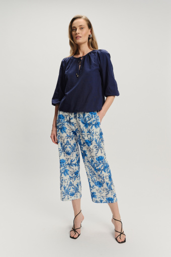 Granatowa bluzka z wiązaniem przy dekolcie