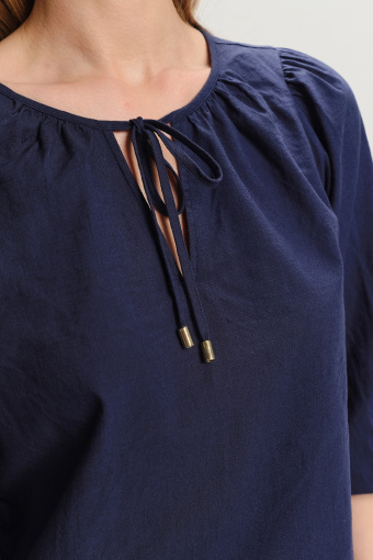 Granatowa bluzka z wiązaniem przy dekolcie