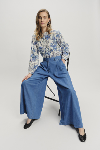 Elegancka bluzka w kwiaty z podkreśloną talią Elegancka bluzka w kwiaty z podkreśloną talią