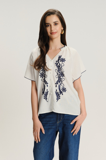 Biała bluzka z ozdobnym haftem