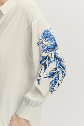 Efektowna koszula z kwiatowym motywem na rękawach