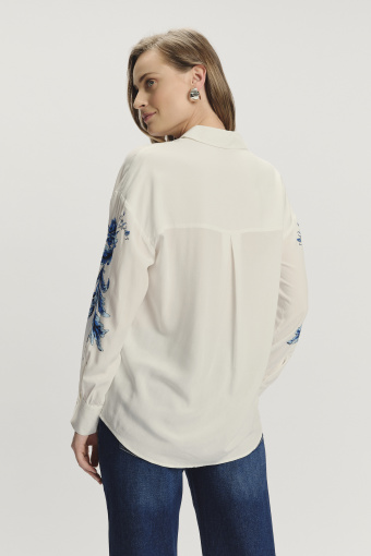 Efektowna koszula z kwiatowym motywem na rękawach