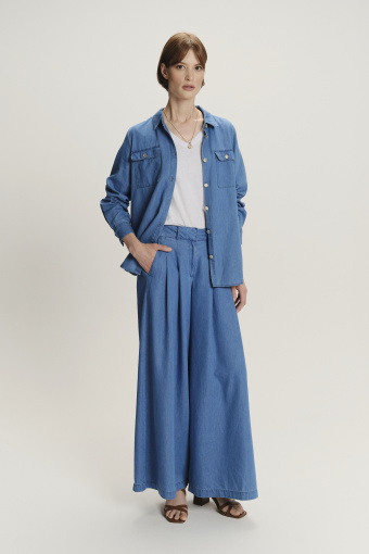 Monochromatyczna koszula jeansowa