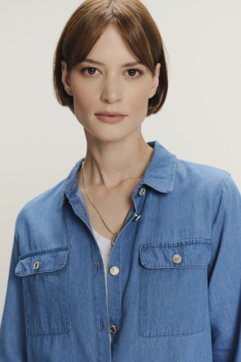 Monochromatyczna koszula jeansowa