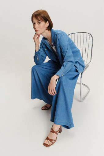 Monochromatyczna koszula jeansowa