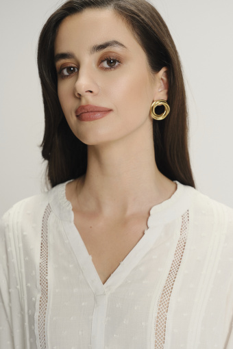 Biała bluzka o luźnym kroju