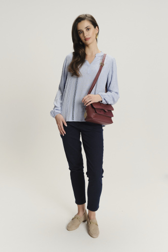 Elegancka błękitna bluzka z ażurową aplikacją