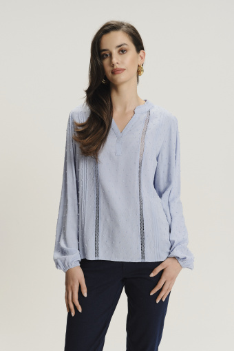 Elegancka błękitna bluzka z ażurową aplikacją