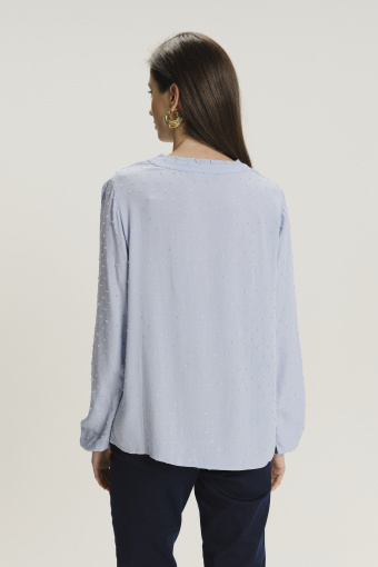 Elegancka błękitna bluzka z ażurową aplikacją