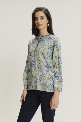 Jasna bluzka z kwiatowym nadrukiem