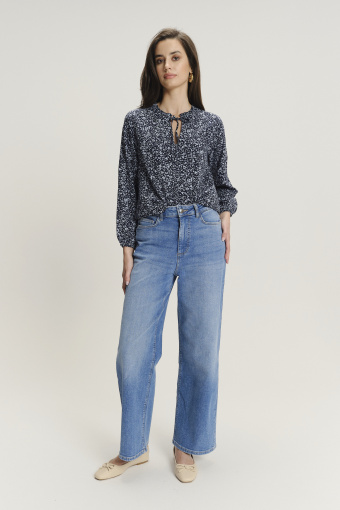 Bluzka z kwiatowym nadrukiem i wiązaniem przy dekolcie