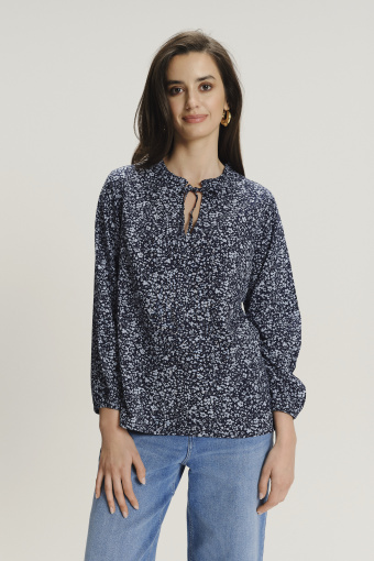 Bluzka z kwiatowym nadrukiem i wiązaniem przy dekolcie