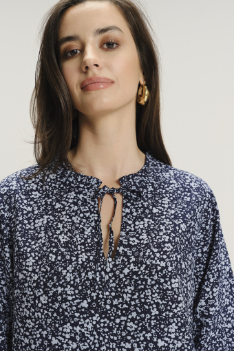 Bluzka z kwiatowym nadrukiem i wiązaniem przy dekolcie