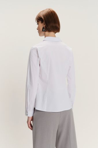 Uniwersalna biała koszula o klasycznym kroju