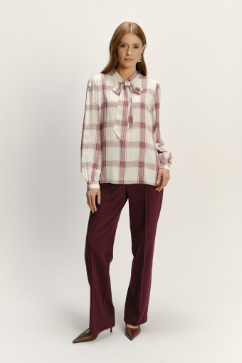 Stylowa biała bluzka z ozdobnym wiązaniem nadruk w kratę