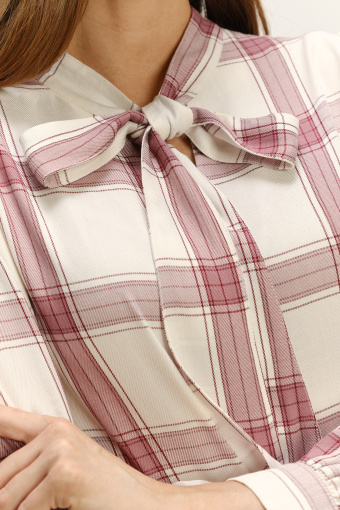 Stylowa biała bluzka z ozdobnym wiązaniem nadruk w kratę