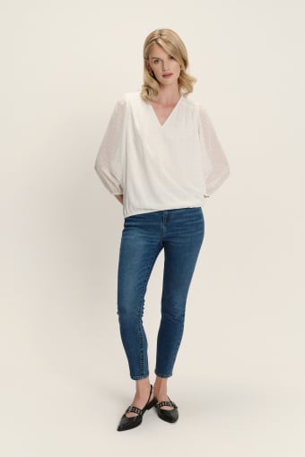 Stylowa biała bluzka z dekoltem w V i półtransparentnymi rękawami 