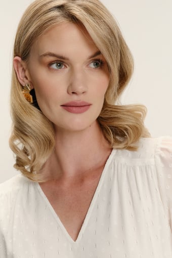 Stylowa biała bluzka z dekoltem w V i półtransparentnymi rękawami 