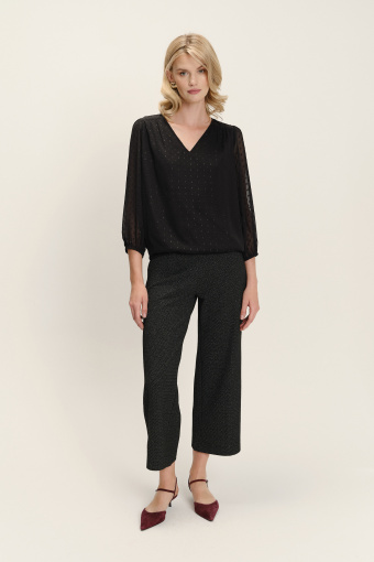 Elegancka czarna bluzka z delikatnym printem i półtransparentnymi rękawami