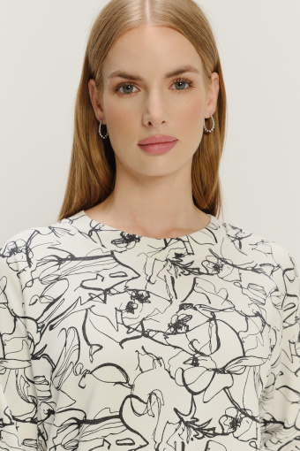 Biała bluza z abstrakcyjnym printem 