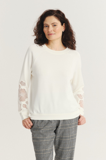 Biała bluza z ozdobnym haftem na rękawach