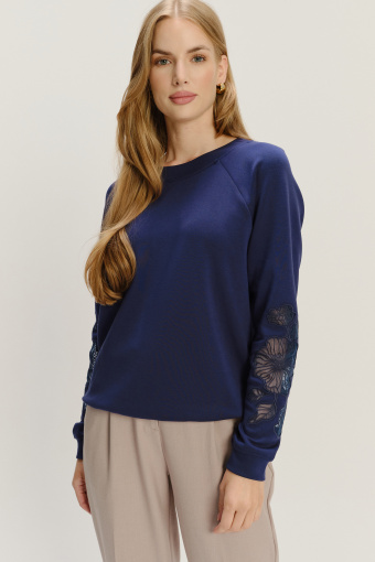 Granatowa bluza z efektownymi rękawami