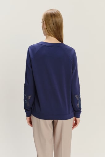 Granatowa bluza z efektownymi rękawami