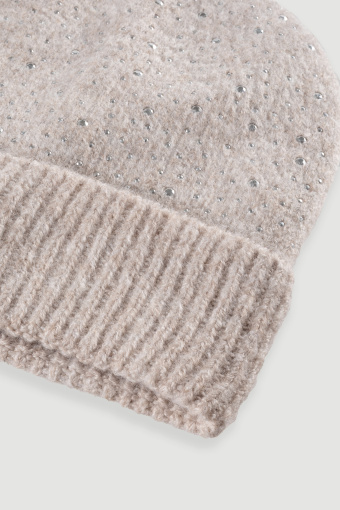 Kremowa czapka z błyszczącymi elementami 