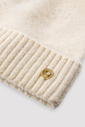 Ciepła kremowa czapka z białym pomponem
